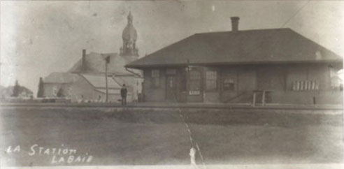 La gare au début du XXe siècle. À l'arrière plan, la cinquième église.